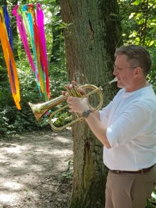 Auf dem Bild ist der Trompeter Benjamin Knorr mit seinem Instrument zu sehen.