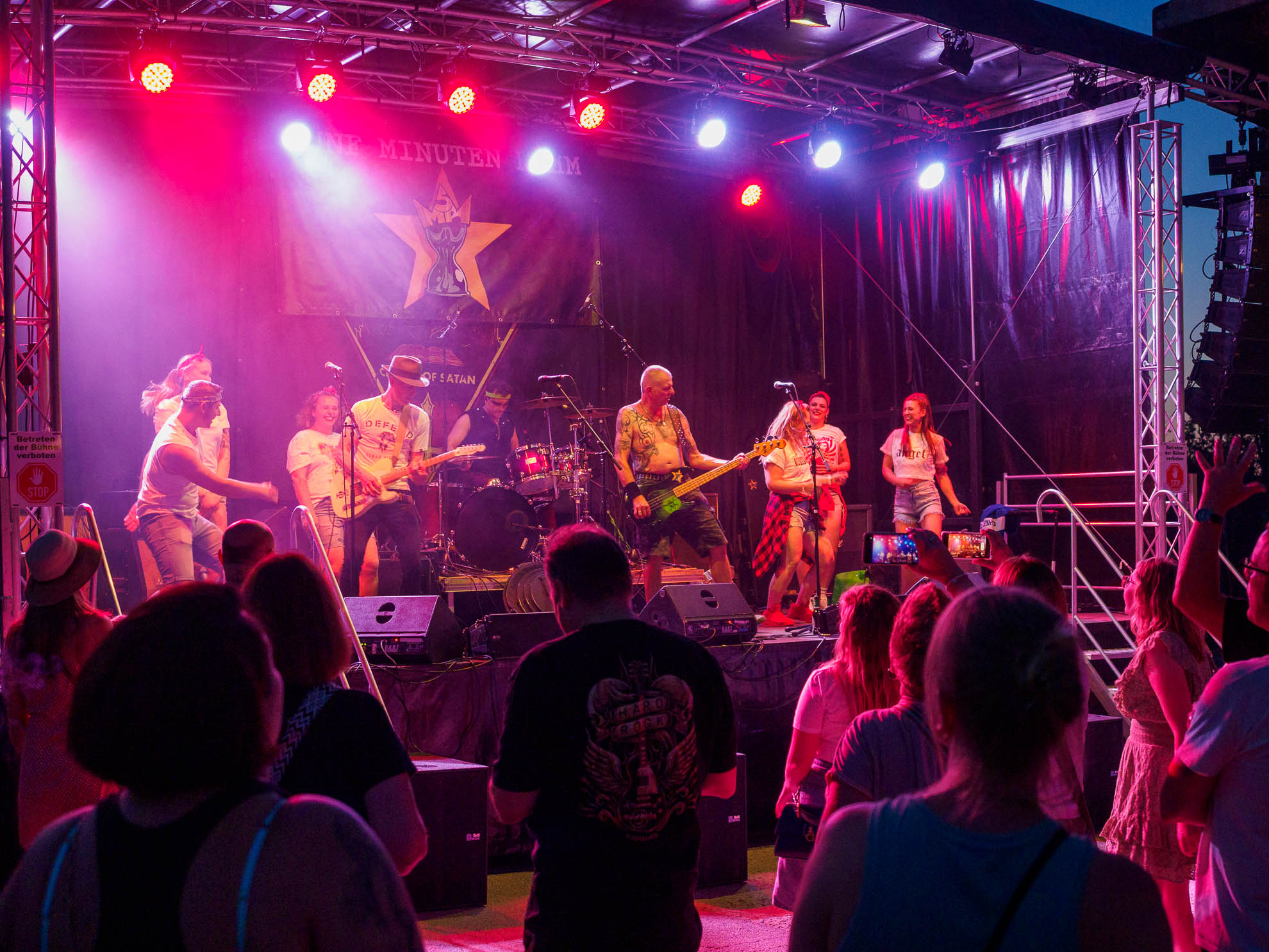 Die Band 5 Minuten Ruhm bei Rock beim Raab; Fotograf: Armin Thamm Auf dem Bild ist die Rockband "5 Minuten Ruhm" auf der Bühne zu sehen, in pinkfarbenes Scheinwerferlicht getaucht.
